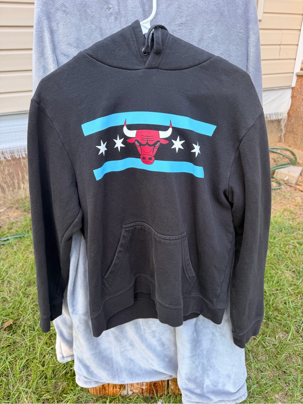 Fanatics Black Crewneck Hoodie with Red Bulls Head and Aqua Stripes sizeM